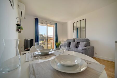 quartier cannes logement appartement location saisonnière courte durée plage festival croisette rue d'antibes location vacances