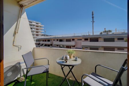 quartier cannes logement appartement location saisonnière courte durée plage festival croisette rue d'Antibes location vacances